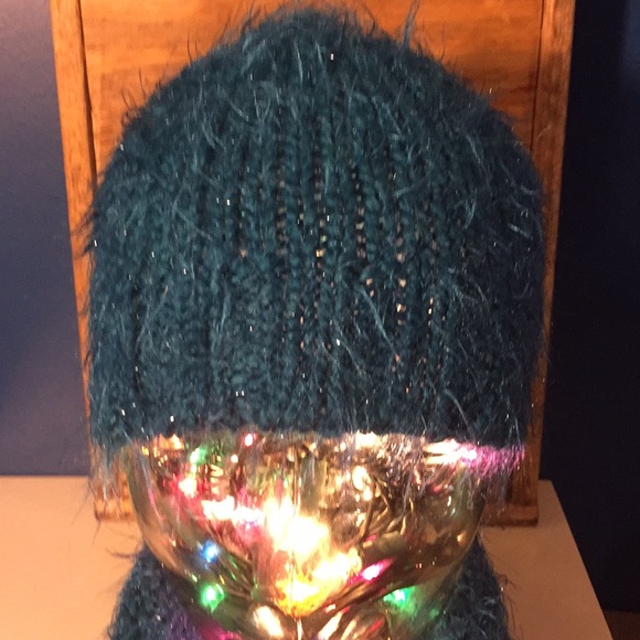 Sparkling Scarf & Sock Cap Matching Set - Picture 4 of 8